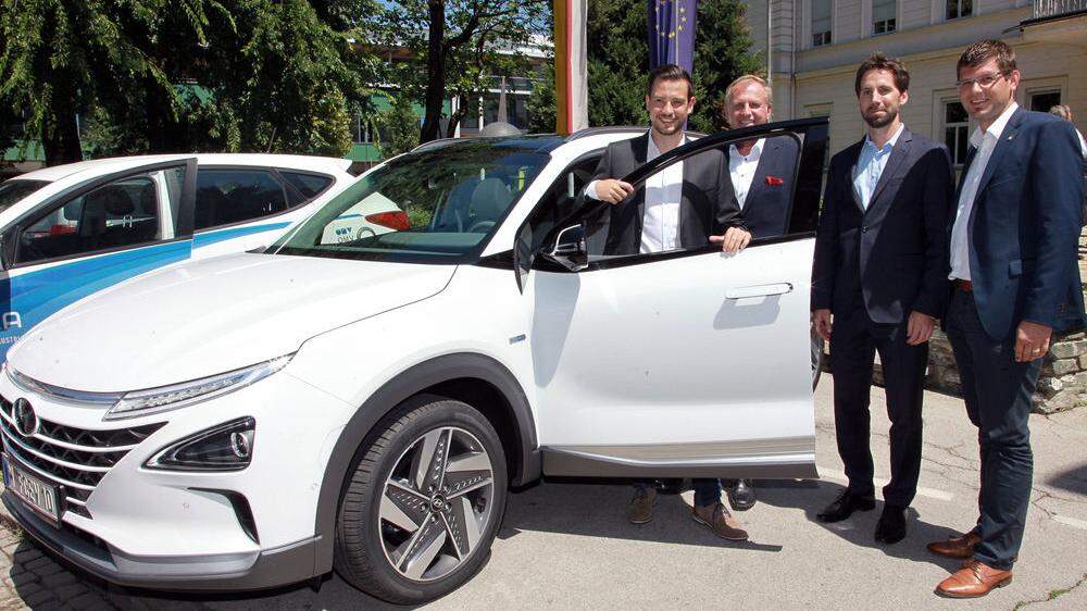 Landesräte Sebastian Schuschnig und Martin Gruber mit Hyundai-Flottenchef Michael Heilmann am Dienstag in Klagenfurt