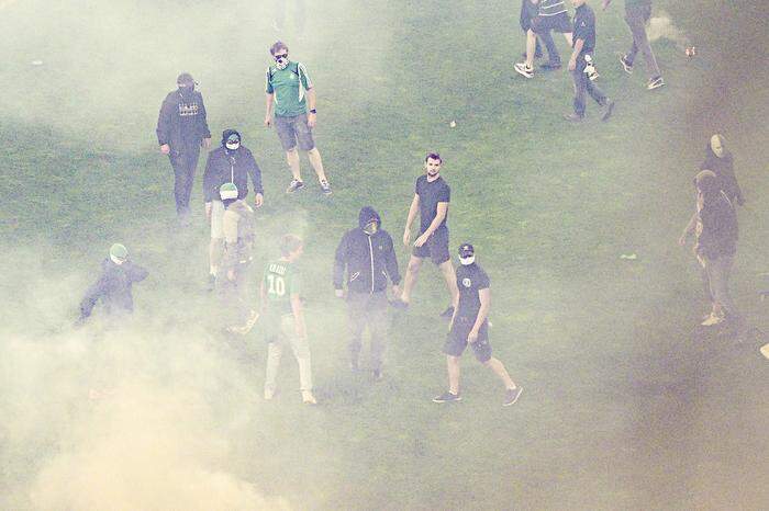 Supporters de St Etienne envahissent le terrain apres la seance de tir aux buts - St Etienne est relegue en Ligue2 FOOTB