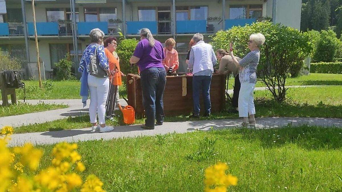 Das Hochbeet im Garten des Pflegeheims Johann-Böhm-Straße wurde gemeinsam gestaltet