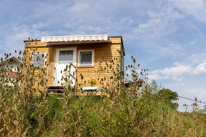 Daher zogen die Eltern des Landwirts in das bisherige Ferienhaus, das danach als Gästeunterkunft fehlte. So entstand die Idee einer Art Tiny House als Unterkunft, deren Basis ein alter Ladewagen bildet.