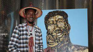 Ulrik Abé von der Elfenbeinküste malt mit Kakao und Kaffee