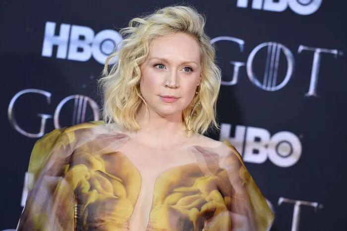Gwendoline Christie bekannt durch ihre Rolle als Brienne von Tarth. Vor kurzer Zeit hat sie verraten, dass sie anfangs mit ihrer Rolle Probleme hatte. "Als Frau war es beängstigend und aufregend, mir meine Eitelkeit rauben zu lassen, meine Haare abzuschneiden, Muskeln aufzubauen, anders zu gehen und meine androgyne Seite und natürliche Stärke zu akzeptieren", verlautbarte sie gegenüber dem Daily Telegraph .