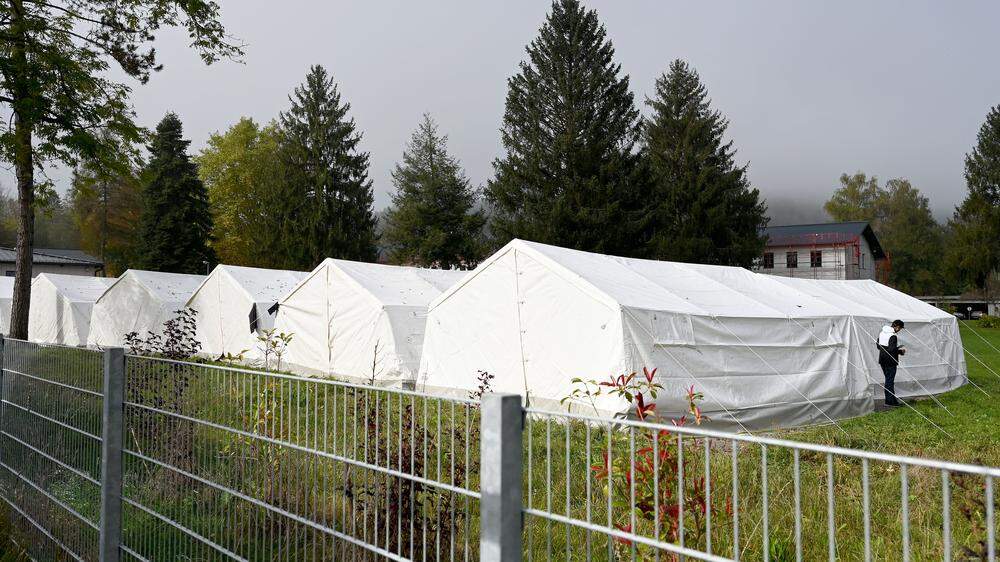 Unterbringung von Flüchtlingen in Zelten (im Bild: Erstaufnahmezentrum Thalham in St. Georgen im Attergau)