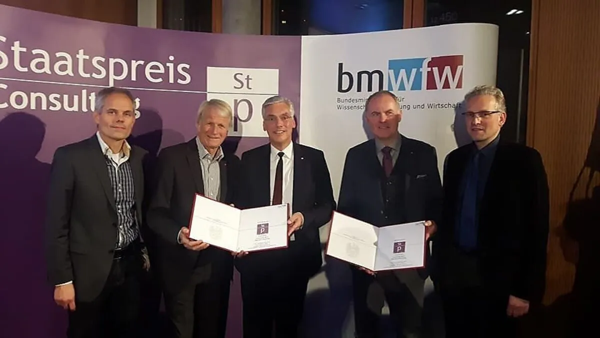 Gemeindevorstand Manfred Ebner (Zweiter von links) und Herbert Horn, geschäftsführender Gesellschafter von "Horn und Partner ZT"