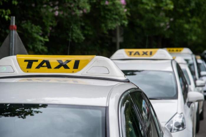 Ab 20 Uhr bestellen Öffi-Lenker dem Fahrgast ein Taxi zur Ausstiegsstelle. Und einen 2,20-Euro-Gutschein fürs Taxi gibt's dazu.
