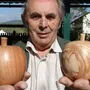 Gedrechselte Holzäpfel wie diese von Peter Ederer aus Puch sind nur eine der vielen Ideen rund um den Apfel in der Region