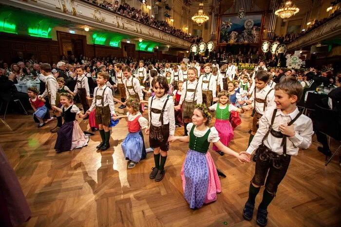 Entzückende Eröffnung: Die Kinderpolonaise unter Leitung von Patricia Stieder-Zebedin (Tanzschule Schweighofer)