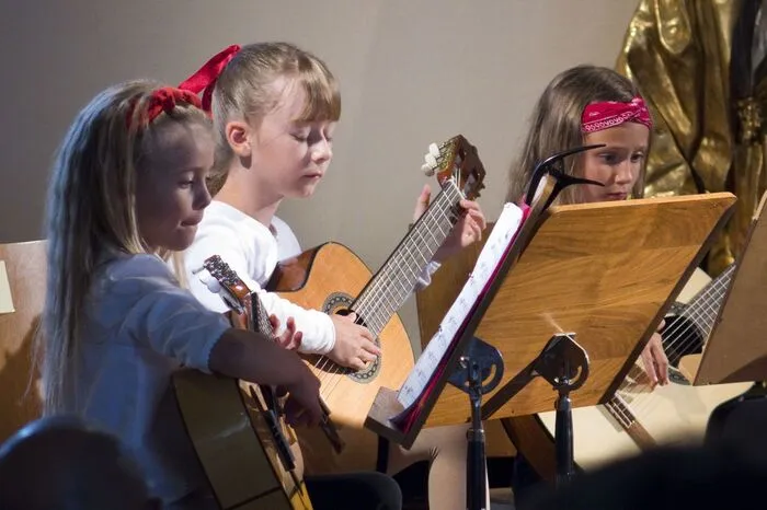 Dozenten aus der Steiermark, Oberösterreich, Holland, Spanien, Deutschland werden die jungen Künstler im Gitarrenspiel anleiten.