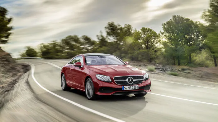 Mit einer Länge von 4826 mm, einer Breite von 1860 mm und einer Höhe von 1430 mm übertrifft das neue E-Klasse Coupé seinen Vorgänger in allen Dimensionen deutlich, was für vollwertige vier Sitzplätze bürgen soll.