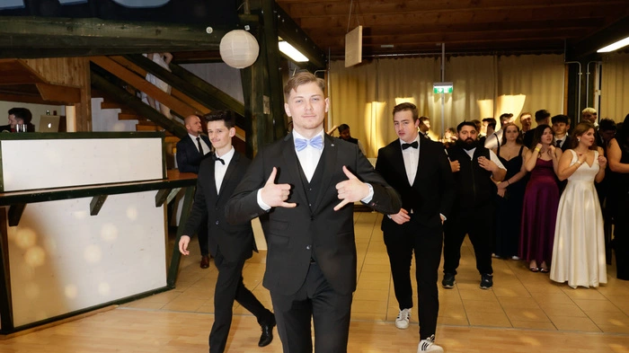 Unter dem Motto „Apres SkiING – Mit Schuss zur Matura“ luden die Maturantinnen und Maturanten der HTL Zeltweg am 18. Jänner zu ihrem Maturaball in der Freizeitanlage Zechner in Kobenz ein. Dieser Einladung folgten nicht nur Familien, Freunde und Bekannte der Maturantinnen und Maturanten, sondern auch zahlreiche Ballgäste aus nah und fern.