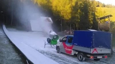Rechts die Sonne, im Schatten links läuft die Schneekanone - probeweise