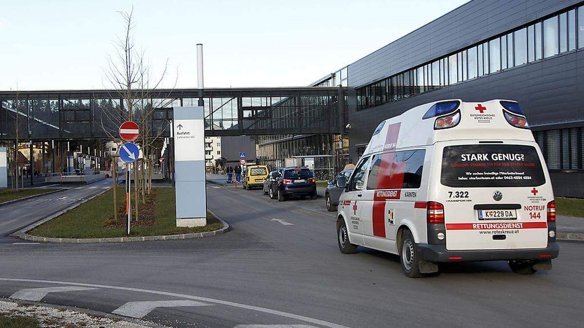 Eine Verletzte wurde von der Rettung ins Klinikum gebracht