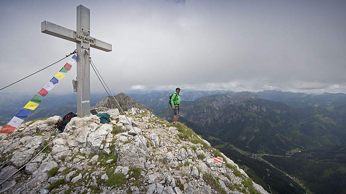 Eindrucksvoll erhebt sich der Doppelgipfel des Lugauers über dem Radmertal