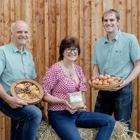 Familie Sternig führt den Sattlerhof in St. Stefan im Gailtal in dritter Generation (von links): Stefan, Sabine und Daniel Sternig