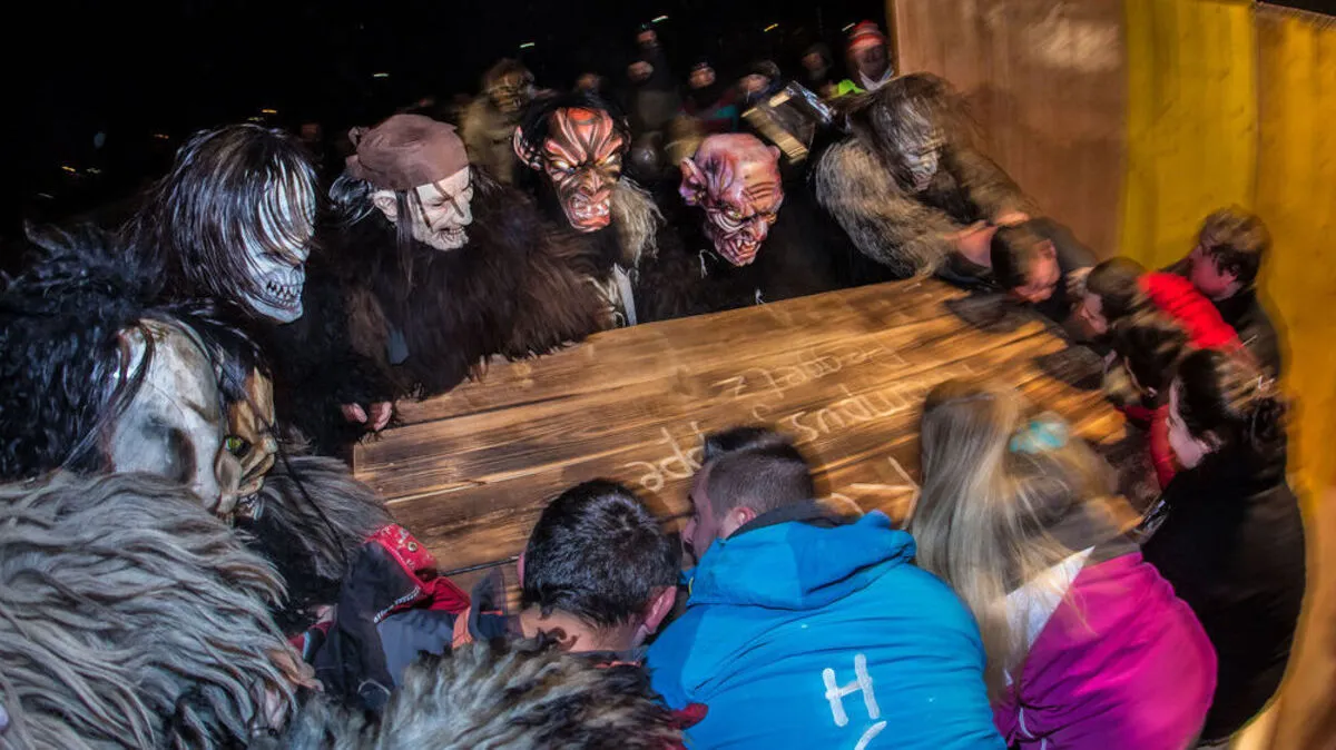 Quer durch den Bezirk verletzten sich Krampusse und Raufer