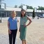 Klimaschutzministerin Leonore Gewessler (links) und Klubobfrau Sandra Krautwaschl von den Grünen in der Einkaufswelt Rosental an der Kainach, wo es deutlich sichtbar Leerstand und große versiegelte Flächen gibt