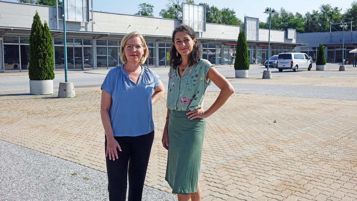 Klimaschutzministerin Leonore Gewessler (links) und Klubobfrau Sandra Krautwaschl von den Grünen in der Einkaufswelt Rosental an der Kainach, wo es deutlich sichtbar Leerstand und große versiegelte Flächen gibt