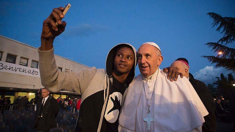 Selfie mit Papst Franziskus: Migrant in einem Flüchtlingslager in Italien 