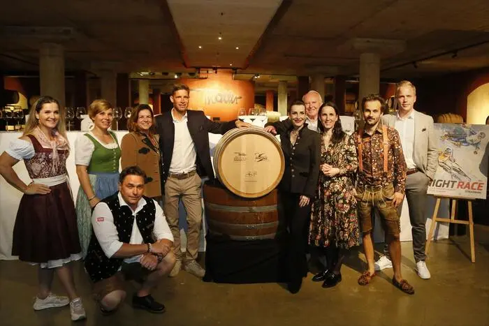 Im tollen Ambiente des Barriquekellers kürte eine Jury mit Weinpaten & Skilegende Benjamin Raich an der Spitze, weiters die Ex-Skirennläuferinnen Lizz Görgl und Nicole Schmidhofer, Ex-Skirennläufer Christian Mayer, die Präsidentin des Steirischen Sommelierverbands Sabine Flieser-Just, die Herausgeberin vom Genusspunkt Alexandra Gorsche, Wolfgang Schrefler vom WSV Schladming und „Mr. Nightrace“ Hans Grogl den neuen Siegerwein. 