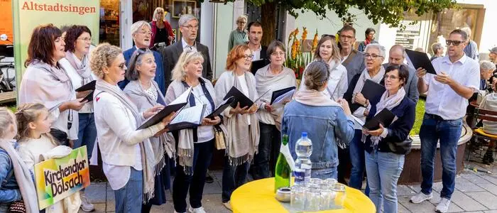 Ein Chor singt im Freien