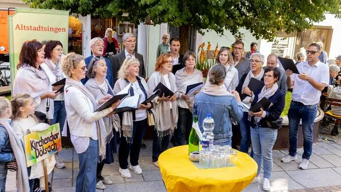 Ein Chor singt im Freien