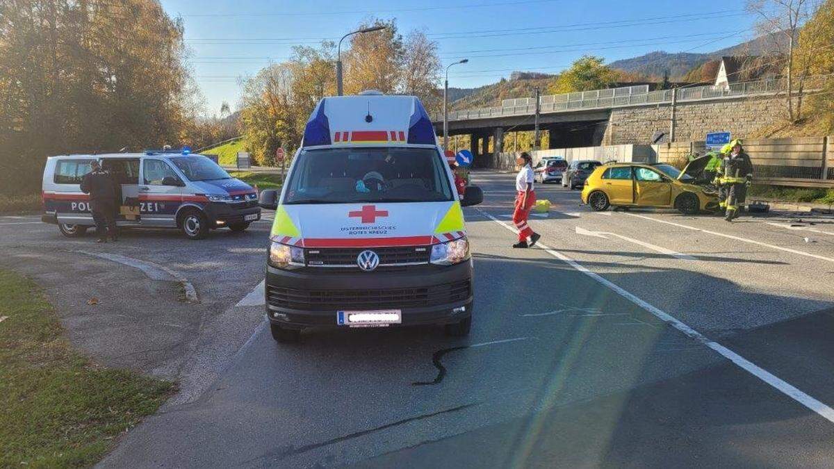 Um 15:00 Uhr wurde die Feuerwehr Kapfenberg-Stadt zum Verkehrsunfall mit mehreren verletzten Personen beim Autobahnzubringer in Kapfenberg gerufen