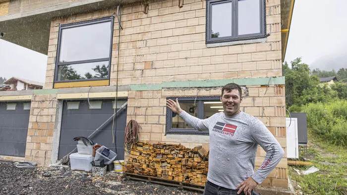 Durch den Baustopp sieht das Haus von David Freidinger und Melanie Lahartinger noch aus wie ein kompletter Rohbau.
