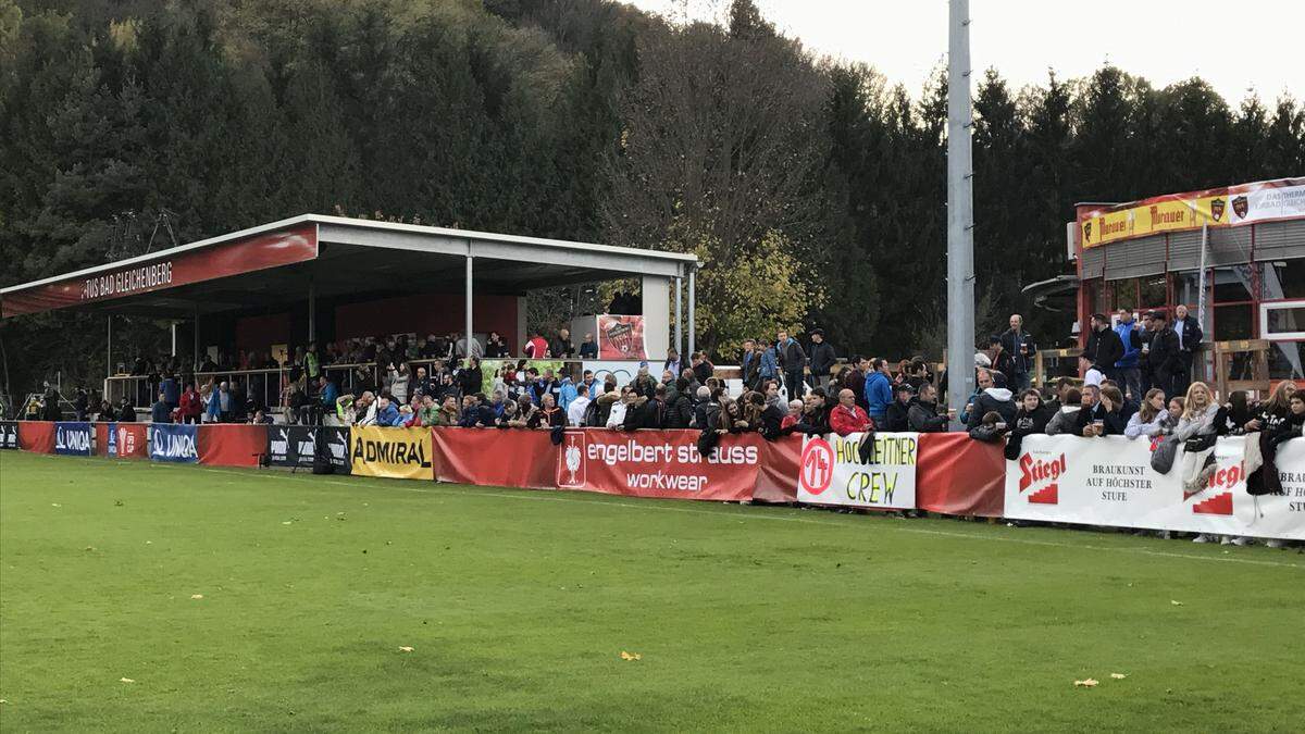 Bereits eine halbe Stunde vor dem Einlass um 17 Uhr, stellten sich die ersten Fußballfans vor den Toren der Gleichenberg Arena an