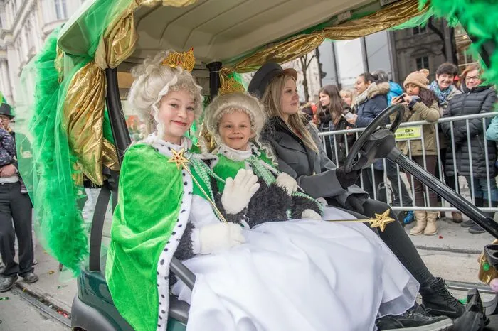 Die Kinder-Hoheiten Leandra (I.) und Valerie
