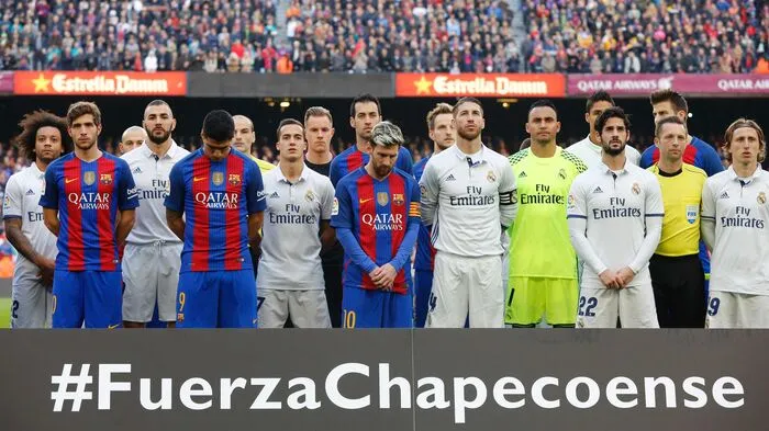 Die schönste Situation fand schon vor dem Aufeinandertreffen zwischen Barcelona und Real Madrid statt: Gemeinsam gedachten die Stars der beiden Klubs den verunglückten Spielern von Chapecoense.