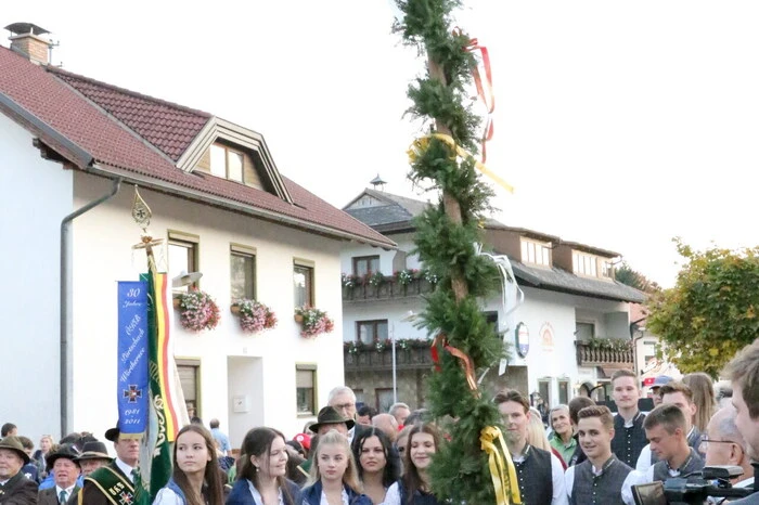 Mit dem Aufstellen der Marktfreyung durch die örtliche Landjugend und der Enthüllung des Kunstwerkes von Franz Orasch wurde der Krämermarkt eröffnet. 