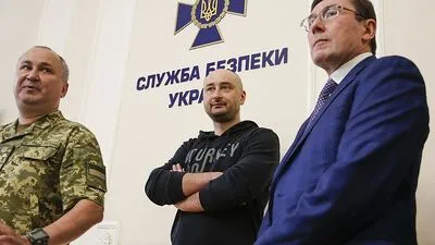 Arkadi Babtschenko (mitte) mit Geheimdienstchef Vasily Gritsak und Ermittler Yuriy Lutsenko bei der Pressekonferenz