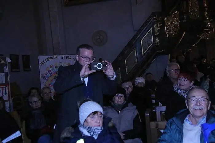 Auch Bürgermeister Helmut Linhart ließ sich diesen vorweihnachtlichen Abend nicht entgehen. 