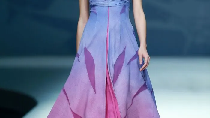 Ein Model präsentiert ein Kleid aus dem Hause Deng Zhaoping, Namensähnlichkeiten sind völlig zufällig.