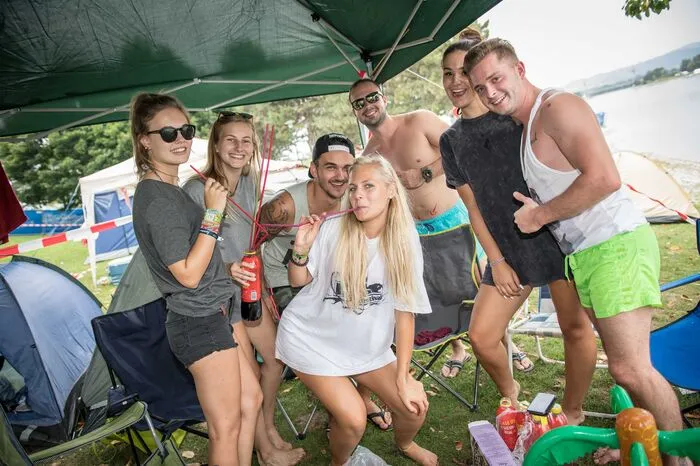 Musikfans aus ganz Österreich und über die Grenzen hinaus bevölkern bis Samstag den Campingplatz.
