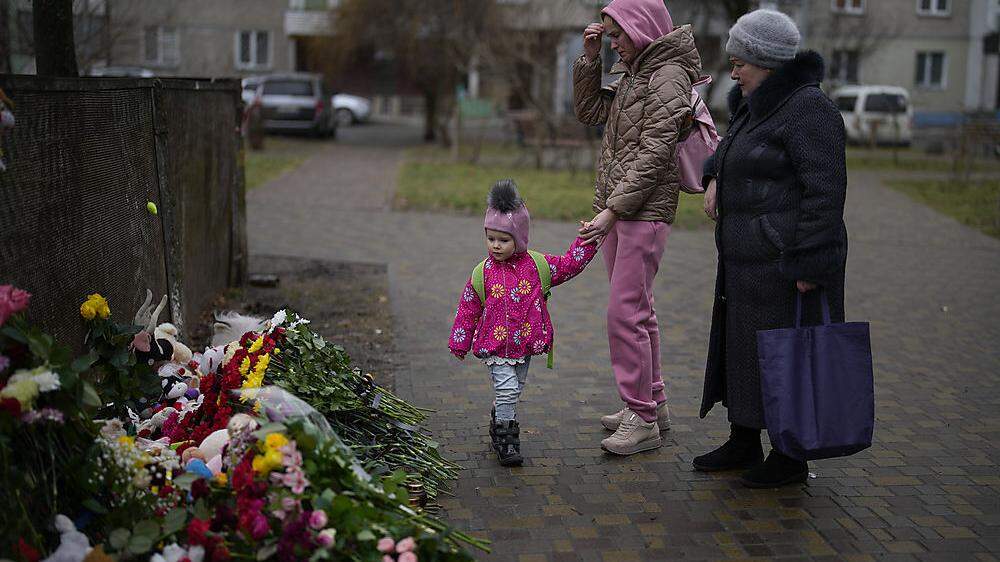 Am Tag nach dem Absturz des Hubschraubers auf einen Kindergarten an der  Unglücksstelle bei Kiew 