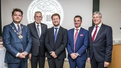 Rektor Oliver Vitouch, Bundespräsident Alexander van der Bellen, die beiden Doktoren Hackl und Niemetz sowie Landeshauptmann Peter Kaiser