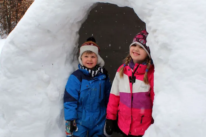 Anna und Paul haben mit Oma und Opa ein Iglu gebaut.