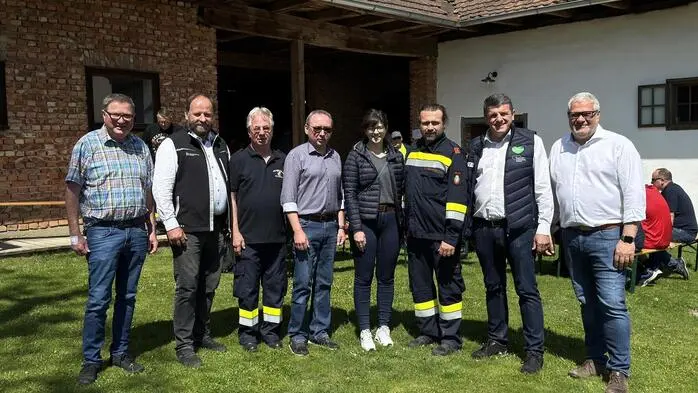 Wehrkommandant Markus Jahn und sein Team verwöhnten die Wanderer an drei Labestationen. Unter dem Motto „Rund ums Julerltal“ ging es entlang der elf Kilometer langen Strecke durch Wald und Flur. Bürgermeister Franz Jost, Vizebürgermeister Roland Gogg, Bereichsfeuerwehrkommandant Gerald Derkitsch und Kammerobmann Herbert Lebitsch ließen sich die köstliche Kaspressknödelsuppe oder heiße Käsekrainer gut schmecken.
 
