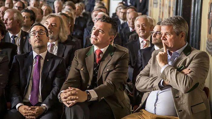 Eine Rede mit Folgen: Autor Josef Winkler zeigte FPÖ-Chef Gernot Darmann (Mitte) an