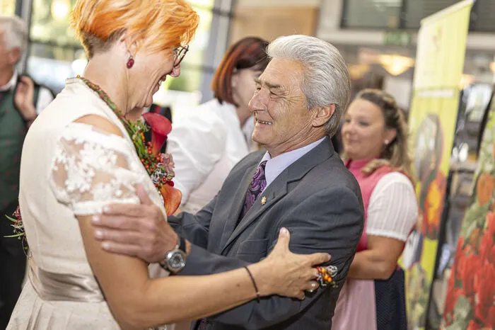 Regina Kneß begrüßt Alt-Obmann Bernhard Wastl.