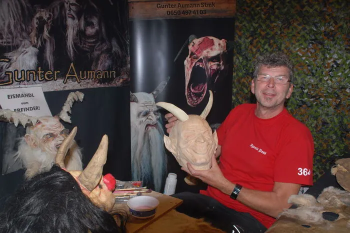 Bei der Ausstellung erhielten die Gäste bereits einen Einblick, was in der kommenden Saison bei Perchten- und Krampusläufen zu sehen sein wird.