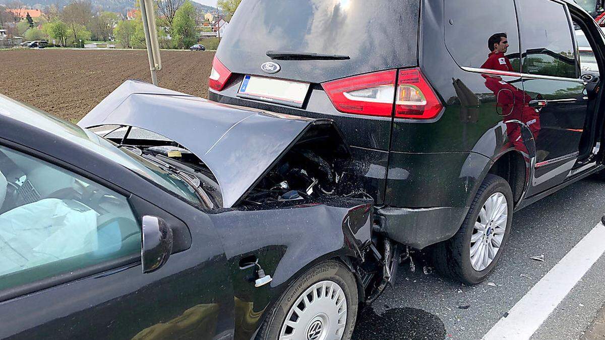 Zwei der Unfallfahrzeuge waren stark ineinander verkeilt