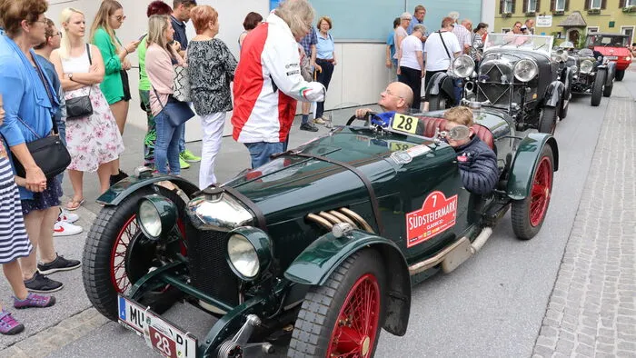 Nach zweijähriger Zwangspause fand am Pfingstwochenende die 22. Auflage der beliebten Murtal Classic statt. Nach der traditionellen Auftaktetappe im Murtal war am zweiten Tag die Lipizzanerstadt Köflach Zeitkontrollpunkt für die etwa 180 historischen Automobile und Motorräder.