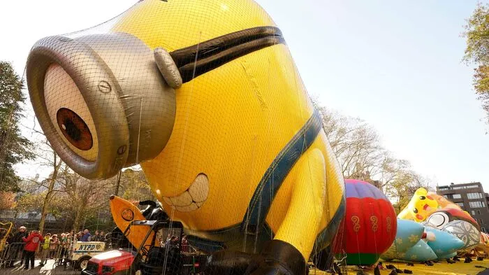 In den Straßen rund um das American Museum of Natural History am Central Park in Manhattan nahmen am Mittwoch unter anderem die Minions, Snoopy, ein Schlumpf, ein Dinosaurier und zahlreiche andere Wesen, Herzen, Kugeln und Sterne langsam Form an, aus Planen wurden riesige Figuren.