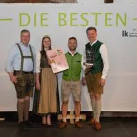 Matthias Leitner (2.v.r.) nahm den Landessieg in der Kategorie „Prädikatsweine“ entgegen