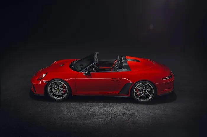 Der zukünftige 911 Speedster auf Basis der Baureihe 991 ist das erste Modell, für das Porsche die neu kreierten „Heritage Design Pakete“ anbieten wird. Diese Ausstattungslinie der Porsche Exclusive Manufaktur erlaubt einen nochmals gesteigerten Individualisierungsgrad beim 911.