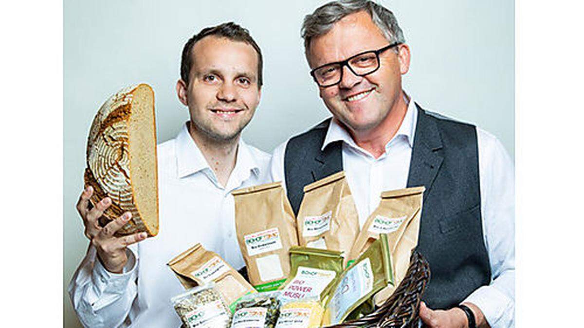 Brot, Gebäck und acht Müslis aus eigenem Getreide: Johannes Tomic (rechts) und Sohn David feiern Jubiläum
