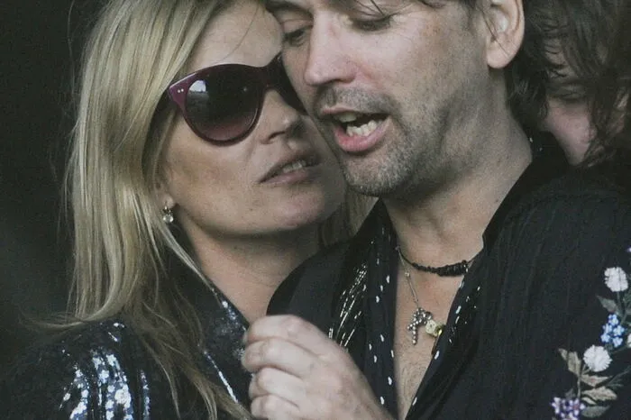 Auch Model Kate Moss (44) pfeift auf Altersunterschiede - wie das Bild vom Glastonbury-Festival zeigt. Aktuell ist sie mit Nikolai von Bismarck (30) zusammen.