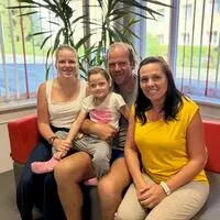 Laurena mit ihren Eltern und ihrer großen Schwester. Man hofft auf eine Lösung über Landesgrenzen hinweg